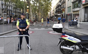 Un policier espagnol sur les Ramblas, vendredi 18 août, au lendemain d'un attentat qui a ensanglanté l'avenue la plus touristique de Barcelone. L'avenue a rouvert vendredi matin, mais reste fermée aux véhicules et très surveillée.