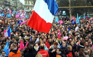 Le Sénat a entamé jeudi l'examen du projet de loi sur le mariage homosexuel par un débat droite-gauche sans concession mais serein, alors que quelques milliers d'opposants sont venus prier ou se sont fait entendre à coup de sifflets sous les fenêtres du Palais du Luxembourg.