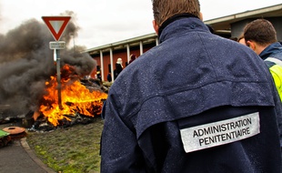 Le personnel de la prison d'Alençon/Condé-sur-Sarthe manifestant le 6 mars 2019 après une agression dans le centre pénitentiaire.