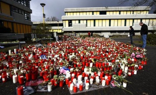 Un mémorial de fleurs et de bougies devant le lycée Joseph-Koenig-Gymnasium à Haltern am See, le 1er avril 2015