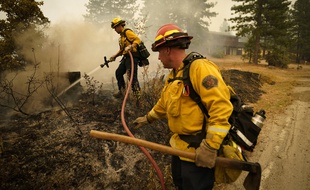 Des pompiers californiens luttent contre le Creek Fire, le 11 septembre 2020.
