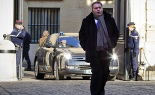 Le ministre du Travail, Xavier Bertrand, a assuré lundi sur RTL qu'il n'était pas favorable à une remise en cause des 35 heures, contrairement à ce que prônent certains à l'UMP comme au centre.