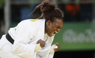 Emilie Andeol après sa médaille d'or olympique