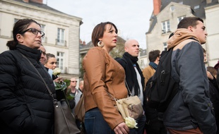 Personnes venues rendre hommage aux victimes samedi après-midi place du Bouffay à Nantes. Les rassemblements ne sont pas interdits mais déconseillés par le préfet.