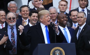 Donald Trump jubile dans le jardin de la Maison Blanche après le vote de la réforme des impôts, le 20 décembre 2017.