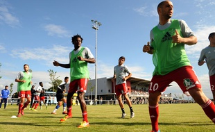 Les joueurs de Luzenac à l'échauffement le 12 juillet 2014.