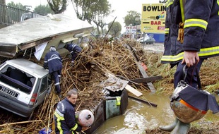 Des sapeurs-pompiers s'affairent autour des voitures et du mobil-home enchevêtrés près d'un pont, à Saint-Pons-les-Mures le 19 septembre 2009, après avoir été emportés par un cours d'eau en crue. Le sud de la France a été touché la veille par de violents orages et des précipitations intenses entraînant débordements de rivières et coulées de boues qui ont fait quelques blessés légers mais provoqué de sérieuses perturbations dans les transports. La ville de Sainte-Maxime a été envahie par les eaux pendant quelques heures.