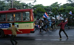 La situation a basculé samedi à Bangkok, où l'affrontement politique entre partisans et adversaires du gouvernement a tourné à la violence, avec un mort par balles dans des circonstances troubles, à la veille d'un assaut annoncé du siège du gouvernement par l'opposition.