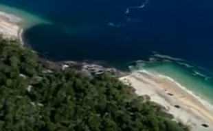 Un trou a avalé un camping sur une plage d'Australie.