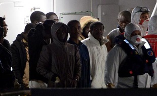 Des naufragés migrants à leur arrivée le 20 avril 2015 dans le port de Catane