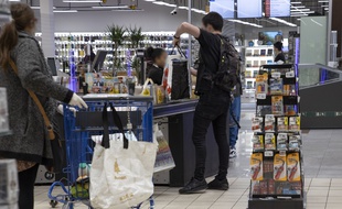 Pour le préfet de Haute-Garonne, il y avait trop de monde dans les centres commerciaux ce samedi. Illustration.