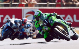 La Kawasaki N.11 a conservé le commandement à l'issue de la première heure de la 35e édition des 24 Heures du Mans devant la Suzuki N.1 et la BMW N.99
