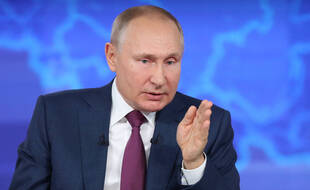 Vladimir Poutine s'oppose à la vaccination obligatoire, mais pousse les Russes à se faire vacciner.