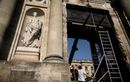 La porte incendiée de l’hôtel de ville de Bordeaux démontée