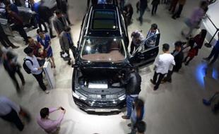 Des visiteurs observent une Haval H7, du constructeur chinois Great Wall Motors, le 23 avril 2015 au salon de l'automobile de Shangai