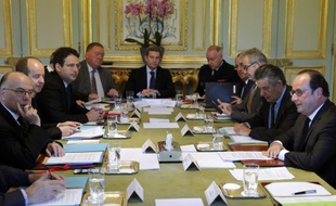Le Conseil de défense réuni autour de François Hollande à l'Elysée ce vendredi matin.