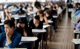 Les lycéens de terminale peuvent commencer à partir de vendredi à faire leurs choix pour l'enseignement supérieur, avec la procédure de préinscription via internet Admission Post-Bac (APB), et il leur est conseillé de porter une attention particulière à leur premier voeu.