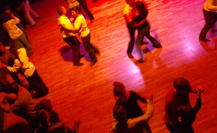 Ce premier murder bal sera accessible à tous samedi (21h) à la chapelle de la Trinité (2e).