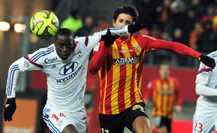Ici à la lutte avec le Lensois Pablo Chavarria, Mouhamadou Dabo peut enfin enchaîner les titularisations avec l'OL, en raison de départ à la CAN d'Henri Bedimo.AFP PHOTO / FRANCOIS LO PRESTI