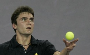 Encore une victoire à l'arraché pour Gilles Simon face à Roger Federer au premier tour des Masters, à Shanghai, le 10 novembre 2008.