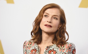 Isabelle Huppert sur le tapis rouge du traditionnel déjeuner des nommés aux Oscars, le 6 février 2017.