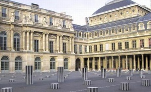 Les colonnes de Daniel Buren au Palais Royal