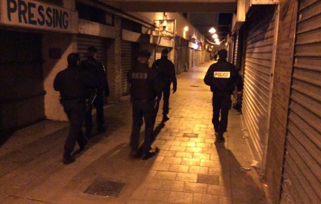 Dans la galerie marchande du quartier Pissevin, où des tirs à l'arme automatique ont eu lieu, à Nîmes. Le préfet s'est rendu sur place le 11 février.