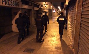 Dans la galerie marchande du quartier Pissevin, où des tirs à l'arme automatique ont eu lieu, à Nîmes. Le préfet s'est rendu sur place le 11 février.