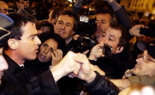 Le Premier ministre Manuel Valls serre la main de personnes participant à un rassemblement le 10 janvier 2015 Porte de Vincennes, près de la supérette casher attaquée la veille