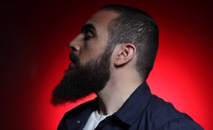 Le rappeur du Havre Médine est le premier artiste français à avoir sorti son album par surprise sur les plateformes de téléchargement légal le 25 mai 2015