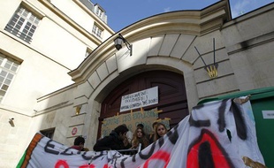 Des élèves du lycée Charlemagne à Paris bloquent l'entrée pour réclamer l'arrêt des expulsions des élèves scolarisés le 17 octobre 2013.