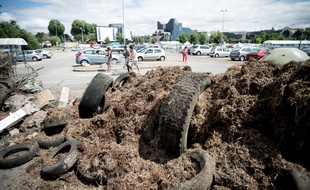 Des éleveurs ont déversé des pneus et du fumier sur le parking d'un supermarché à Evreux (Eure), le 21 juillet 2015.
