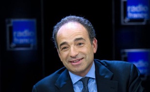 Le secrétaire général de l'UMP, Jean-François Copé, a déclaré mardi qu'il y avait "pas mal de points communs" entre le leader du Front de gauche, Jean-Luc Mélenchon, et la présidente du Front national, Marine Le Pen, provoquant la colère du PCF.