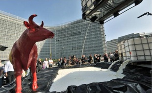 Des agriculteurs ont déversé un lac de lait, hier, devant la Commission européenne.