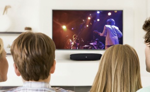 Vendue moins de 200 euros, la barre de son Boost TV de Harman permet d'équiper un petit écran.