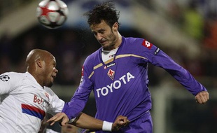 Le Lyonnais Jean- Alain Boumsong à la lutte avec le le Florentin Alberto Gilardino, mardi 24 novembre 2009, à l'occasion du match Fiorentina-Lyon en Ligue des champions.
