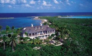 Cédée récemment pour 60 millions d'euros, l'île seychelloise d'Arros, ancienne propriété de la milliardaire française Liliane Bettencourt, est loin d'être représentative du marché mondial des îles privées, beaucoup plus abordable qu'il n'y paraît.