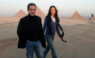 Toujours chanteuse, désormais active dans l'humanitaire, Carla Bruni-Sarkozy a voulu, en une année de mariage avec le président français, incarner une première dame moderne, discrète, dont le rôle et l'influence se dessinent par petites touches.