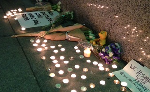 Des bougies devant le consulat de San Francisco, en hommage aux victimes des attaques terroristes du 13 novembre 2015.