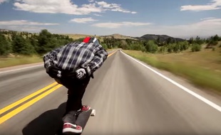 Zak Maytum descend une route du Colorado en longboard.