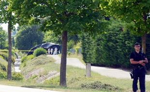 Des policiers sur les lieux de l'attentat de Saint-Quentin-Fallavier, le 26 juin 2015.