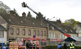 Des pompiers et des policiers arrivent sur les lieux d'une explosion à Nonancourt, dans l'Eure, le 23 avril 2016