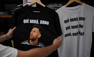 Un t-shirt représentant Messi et sa colère envers le Néerlandais Weghorst après le quart de finale de la Coupe du monde est en vente en Argentine. 