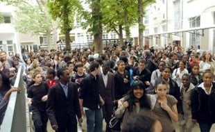 Ils rient, chantent, hurlent, sautent sur place et pleurent de joie: les jeunes acteurs du film "Entre les murs" ont été portés en triomphe, à leur retour de Cannes lundi, par leurs camarades du collège Françoise-Dolto à Paris.