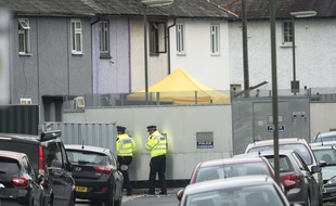 Des policiers devant une maison perquisitionnée le 17 septembre 2017 à Sunbury-on-Thames (Angleterre) dans le cadre de l'enquête sur l'attentat du métro à Londres survenu le 15 septembre