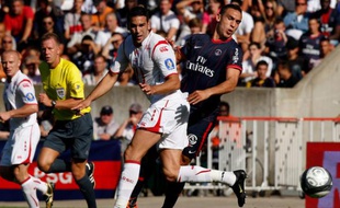 L'attaquant du PSG Mevlut Erding contre le Lillois Adil Rami, le 30 août 2009.
