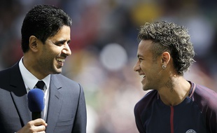 Neymar et le président Nasser Al-Khelaïfi, lors de la présentation du nouveau joueur du PSG, le 5 août 2017.