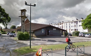 L'église Saint-André se situe chemin de Michoun, à la Roseraie.