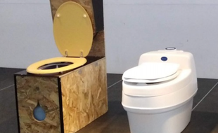 Deux modèles, l'un low tech et l'autre high- tech de toilettes sèches.