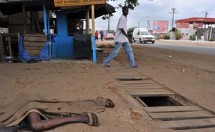 Plusieurs corps sont recouverts d'un drap le 13 mars 2011, au lendemain de l'offensive des forces pro-Gbagbo dans le quartier d'Abobo, acquis à Ouattara
